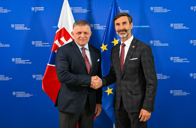 Zrada a kolaborácia. Opozícia reaguje na Szijjártóov škandál