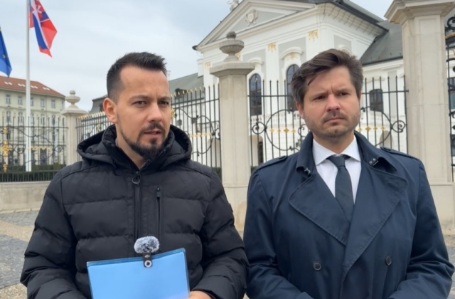 Demokrati odovzdali Pellegrinimu list s právnymi argumentmi pre vyhlásenie referenda