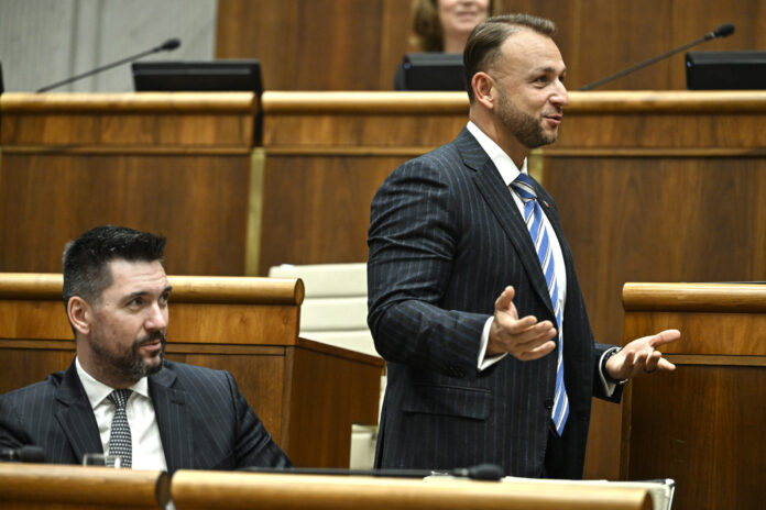 Odvolávanie Šutaja Eštoka sa v parlamente nezačalo ani v piatok