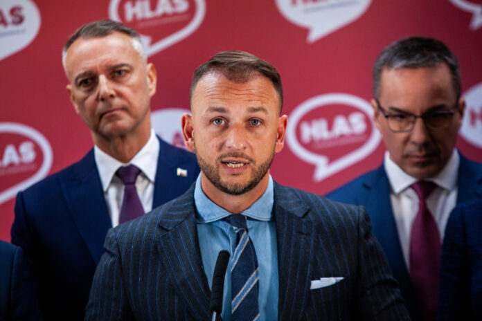 Hlas-SD v prieskume výraznejšie poklesol