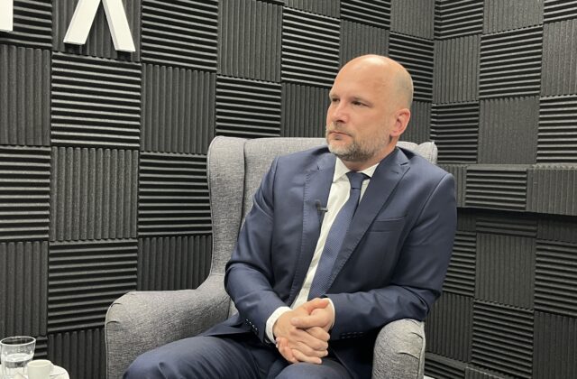 Grendel: Zrušenie voľby poštou má oslabiť opozíciu