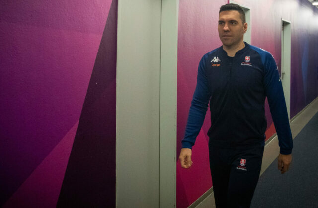Dendis opúšťa kormidlo pri hokejovej osemnástke