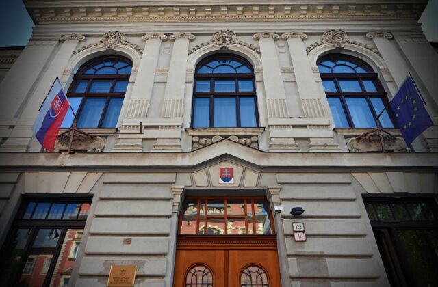 Advokáti obvinení z korupcie sa postavia pred súd