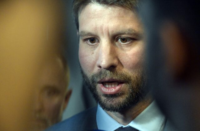 Šimečka kritizuje Ficovo ticho: Ruské drony dopadali niekoľko desiatok metrov od slovenských obcí. Ako je možné, že to premiér nevie odsúdiť? – VIDEO