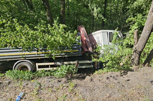 V obci Kováčová narazilo do stromu nákladné auto