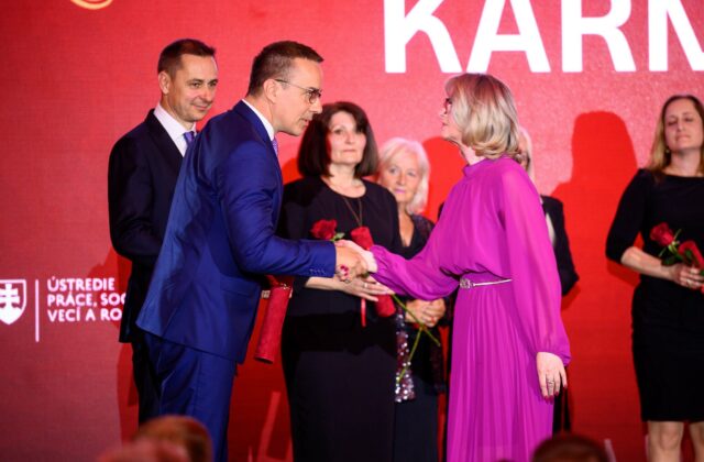 Minister práce Erik Tomáš udelil 36 laureátom ocenenie za ich prínos v sociálnej oblasti