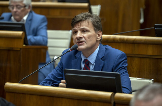 Smer reaguje na Hlinovu „urážlivú“ nášivku