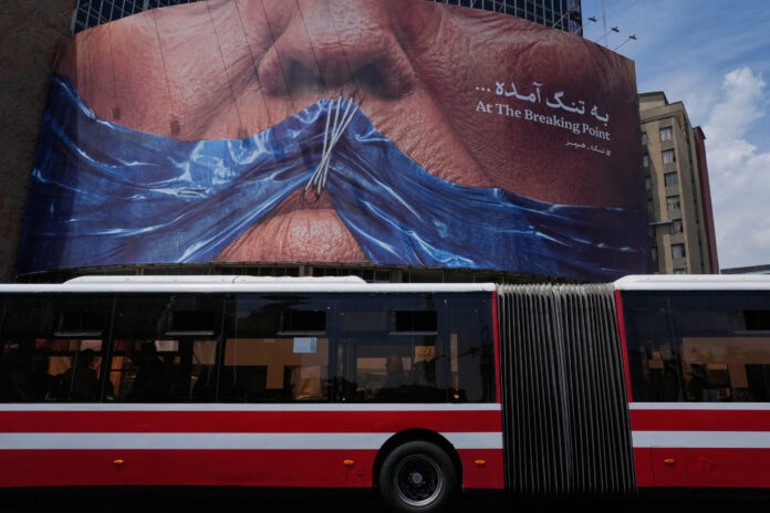 Irán údajne zasiahol raketami americkú vojenskú loď. Washington informácie oficiálne poprel