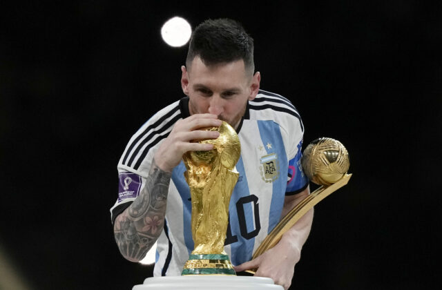 Messi má preťažený ľavý zadný stehenný sval a nie je isté