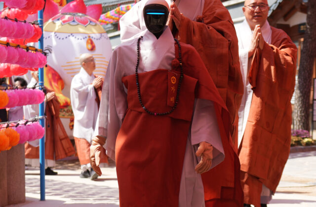 Top foto dňa (6. máj 2026): Budhistický robot