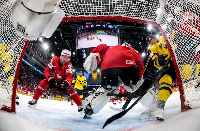 Štvrťfinále MS v hokeji 2026 v kocke: Švédsky gól korčuľou neplatil a v semifinále aj zápas Kanada – Fínsko – VIDEO
