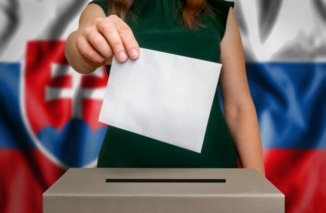 Mnohí sú stále nerozhodnutí. Prieskum ukázal