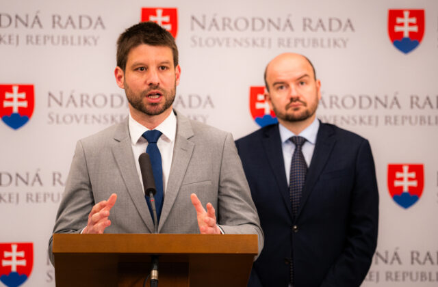Opozícia prináša konkrétne kroky, no verejnosť o nich nevie. Šimečka by v prvom rade zrušil transakčnú daň – ROZHOVOR
