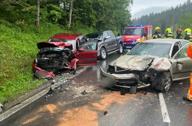 Vážna nehoda na Orave. Auto prešlo do protismeru a narazilo do dvoch vozidiel
