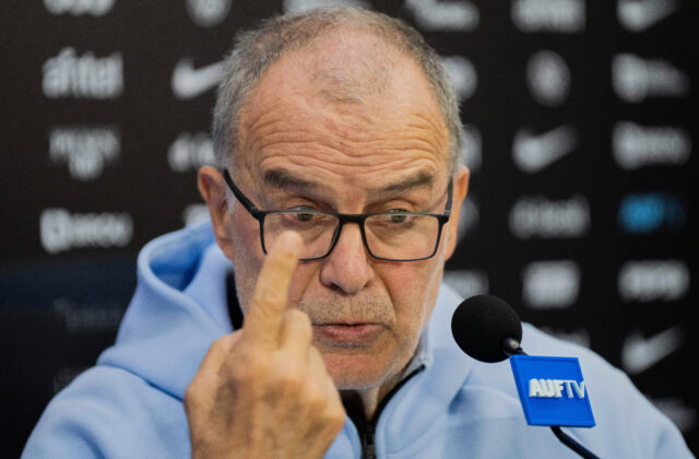 Marcelo Bielsa sa pri fotení pre FIFA nepozeral na fotografa: Nie som model