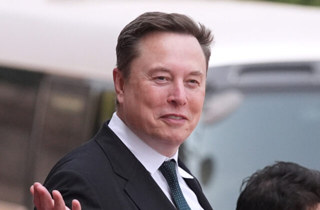 Elon Musk sa stal prvým bilionárom sveta