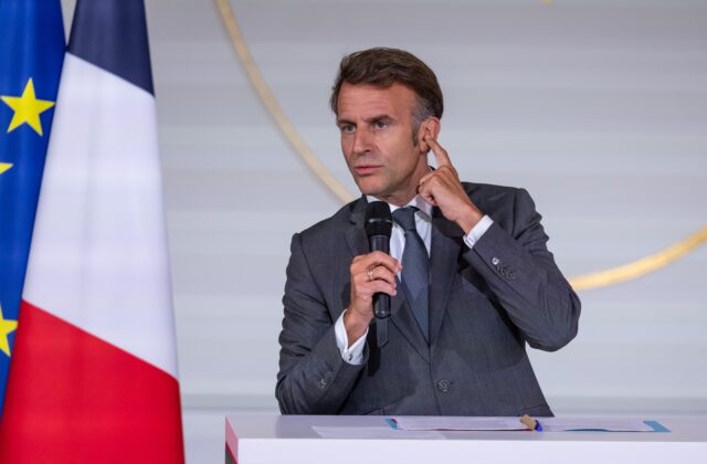 Macron chce s Trumpom rokovať o clách na víno „ohľaduplne
