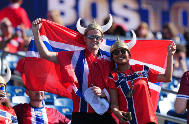 Nóri veslujú už aj v parlamente. Heia Norge!
