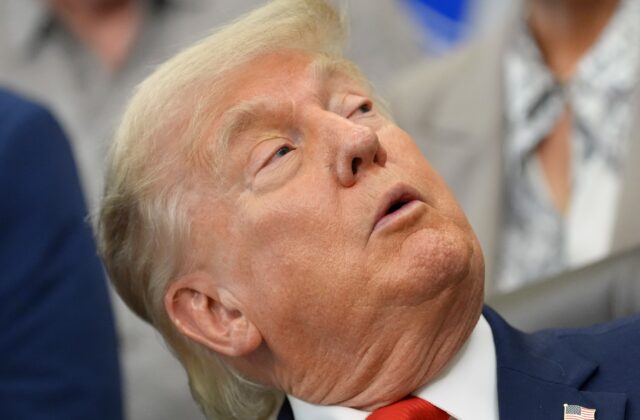 Federálny sudca odmietol zastaviť odstránenie Trumpovho mena z Kennedyho centra