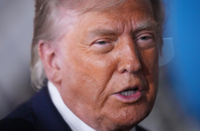 Po správe o páde amerického vrtuľníka pri Hormuzskom prielive Trump uviedol