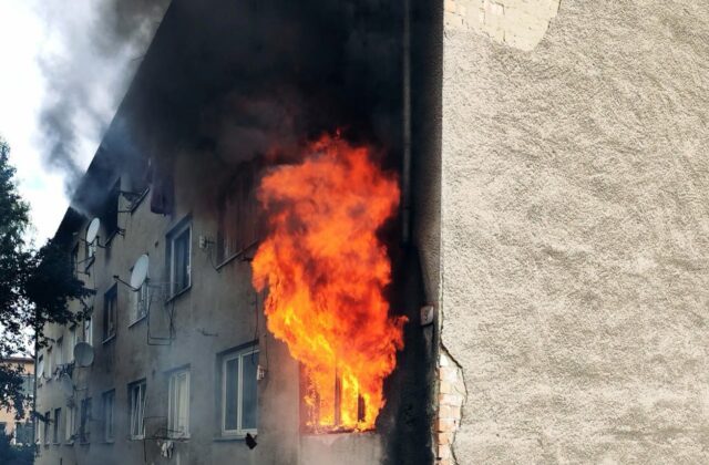 Vo Fiľakove vypukol požiar bytového domu. Štvorročné dieťa museli oživovať