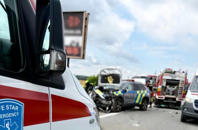 Policajti sa čelne zrazili s osobným autom