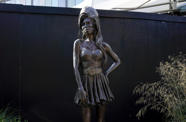 Otec Amy Winehouse musí po prehratom spore zaplatiť jej priateľkám takmer milión libier