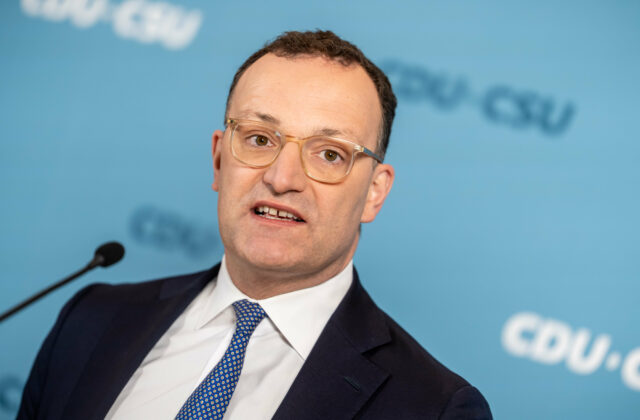 Špičkový politik nemeckej CDU čelí kritike za dieťa narodené náhradnej matke v USA