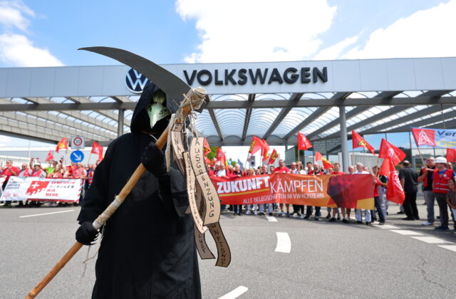 Volkswagen hľadá úspory