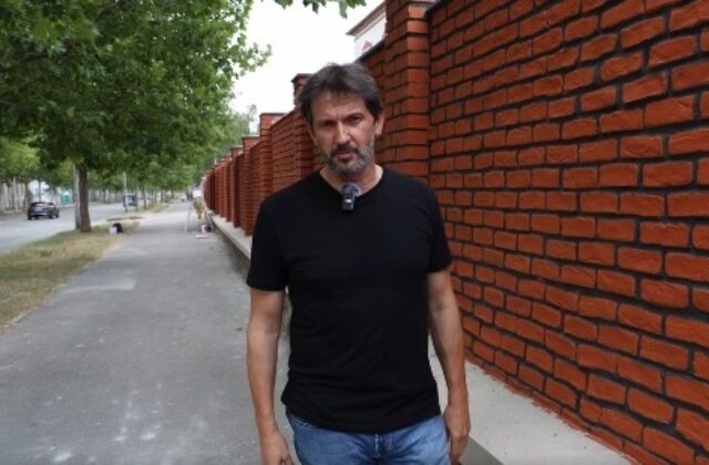 Progresívci kritizujú „fejkové“ tehly na múre a podali viaceré podnety. Šimečka nie je najostrejšia ceruzka v peračníku