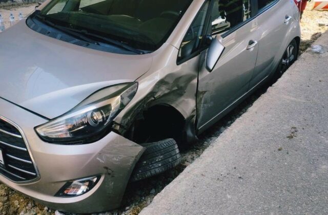 Osobné auto skončilo po zrážke v Košiciach v priestore zastávky MHD