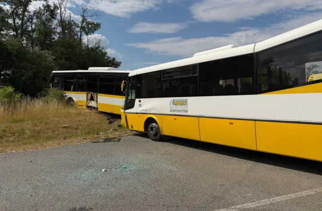 Pri Znojme sa čelne zrazili dva linkové autobusy