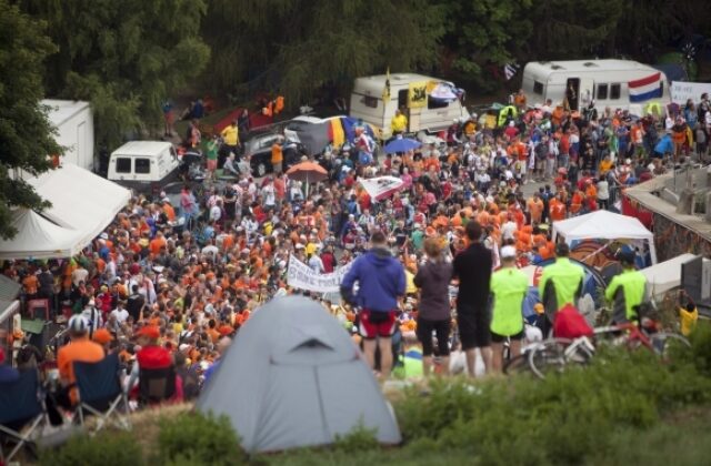 Holanďania v pelotóne Tour de France snívajú o slávnom oslňujúcom mieste pri stúpaní na Alpe d’Huez – VIDEO