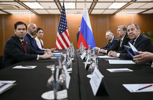 Lavrov varoval USA pred dodávkami zbraní Kyjevu