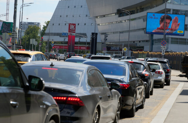 Rusi stoja v radoch na benzín