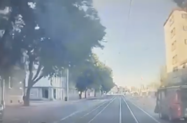 Električka sa v Bratislave zrazila so zametacím vozidlom