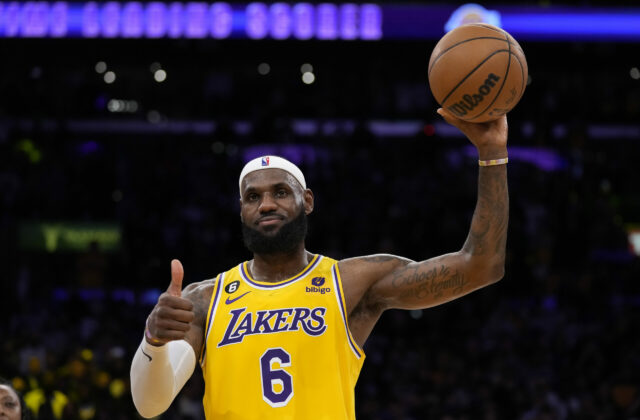LeBron James oficiálne podpísal zmluvu s Philadelphiou 76ers