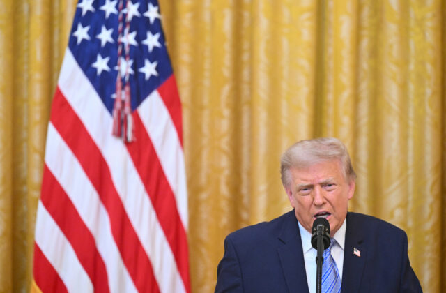 Konšpiráciami o manipulovaní chce Trump ovplyvniť voľby. Americké televízie odmietli vysielať jeho príhovor