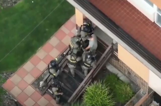 ÚBOK obvinil dvojicu z prevádzačstva