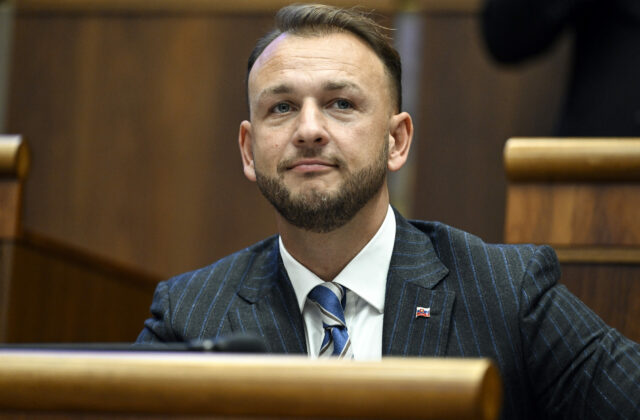 Odstúpenie Šutaja Eštoka požadujú petíciou aj mimovládky Zastavme korupciu