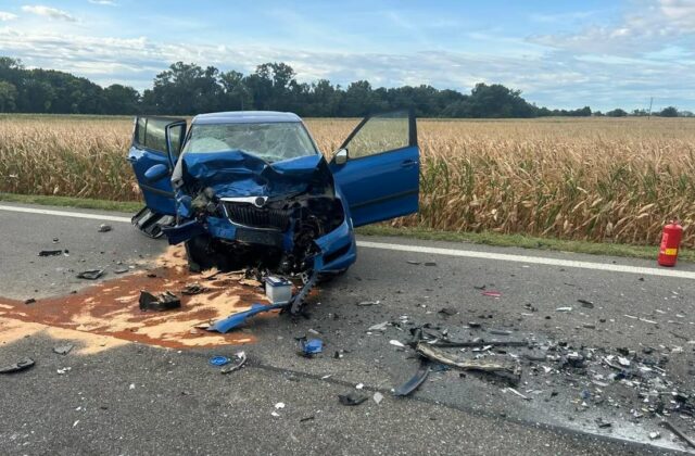 Tragická nehoda pri Rusovciach. Pri čelnej zrážke troch áut zomrel človek