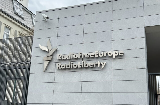Irán zaradil Rádio Farda vysielajúce z Prahy medzi vojenské ciele