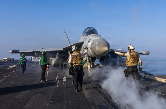 Trumpa osud posádky USS Abraham Lincoln netrápi