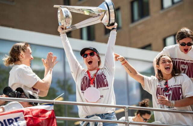Chcela ukázať víťaznú trofej. Ceremoniál sa nekonal