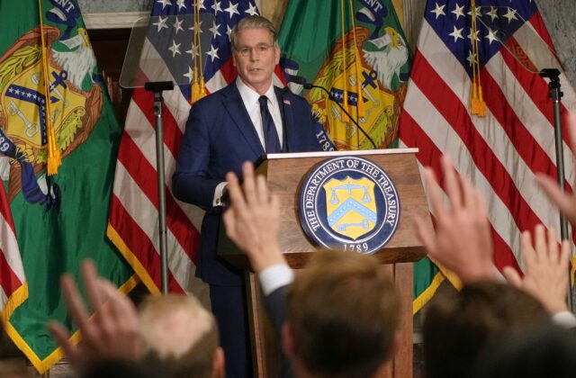 USA hrozia Iránu „ekonomickým udusením“
