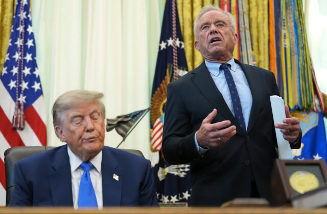 Trumpove zmeny v očkovaní detí odporujú desaťročiam vedeckých poznatkov