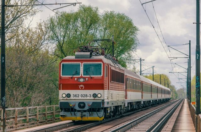 Vlak sa zrazil s autom na priecestí pri Starom Smokovci