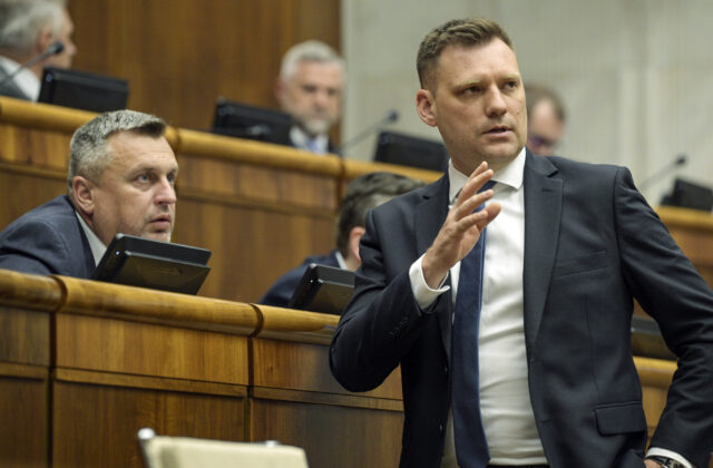 NAŽIVO – Odvolávanie Tarabu podporila aj SNS: Skončí minister životného prostredia vo funkcii už dnes? – VIDEO