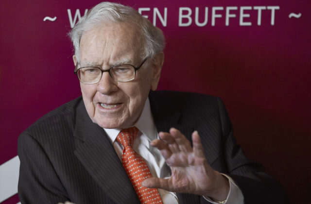 Warren Buffett po desaťročiach odchádza z čela investičného impéria Berkshire Hathaway
