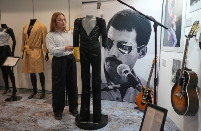 Top foto dňa (23. september 2026): Dražba kostýmu Freddieho Mercuryho